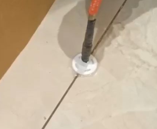 柳南瓷砖空鼓维修公司专业解答瓷砖在铺贴过程中，如果没有涂抹均匀到位的粘结材料（如水泥砂浆或瓷砖胶），可能会导致以下问题